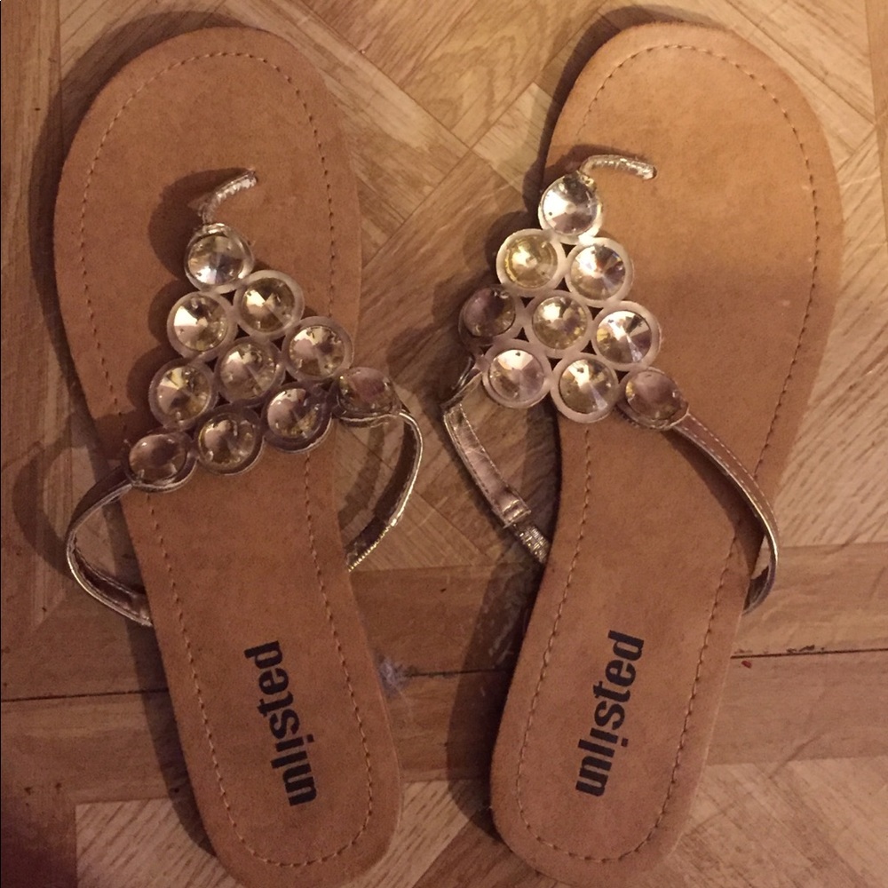 Unl¡sted sandals