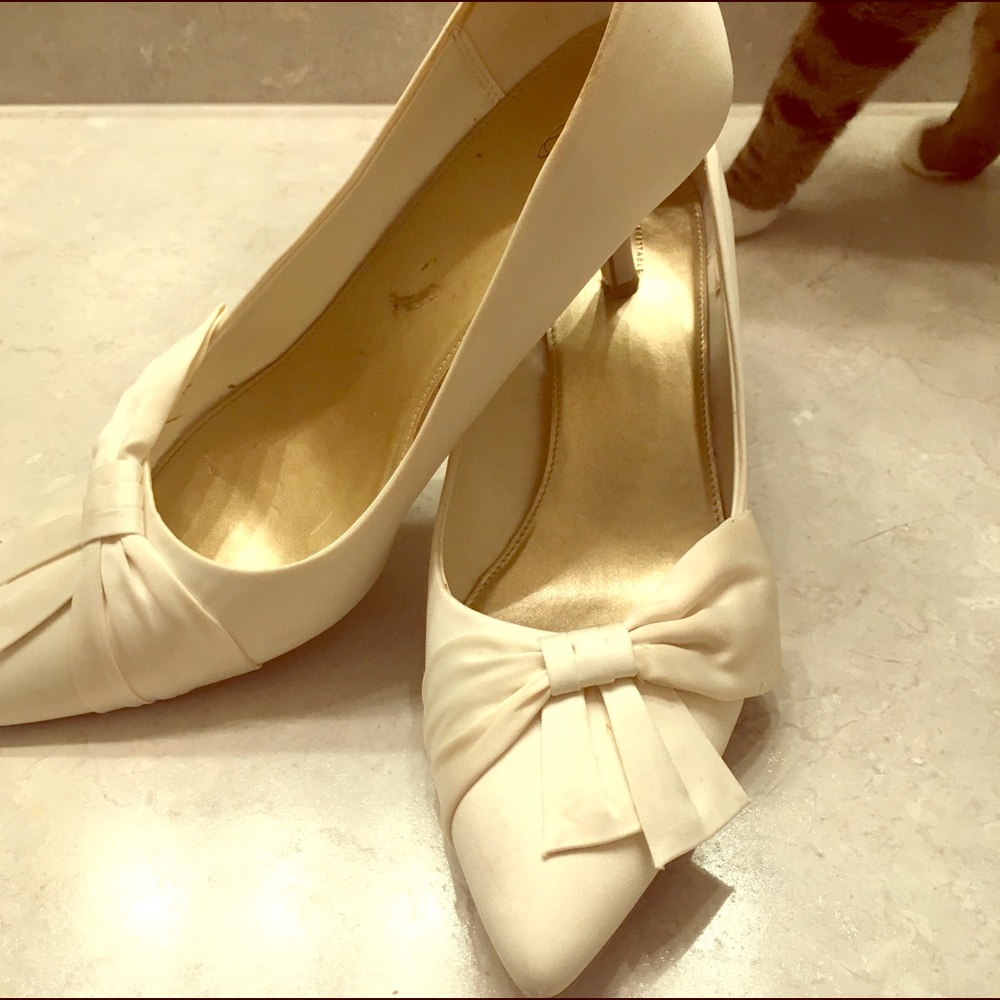 White pointed "Unforgettable Moments" heels.