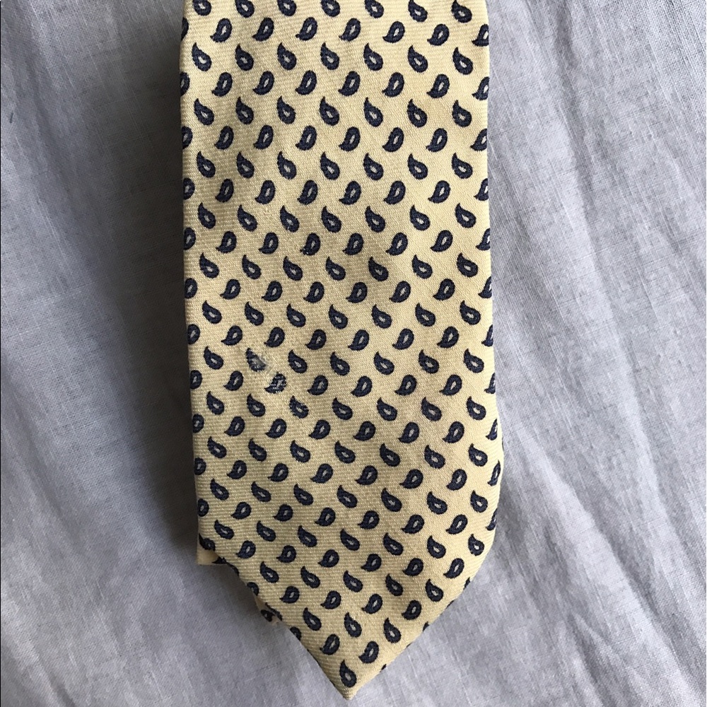 Cream and blue paisley patterned men's tie.