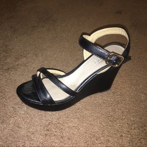 SALE ‼️ BLACK STRAPPY WEDGES