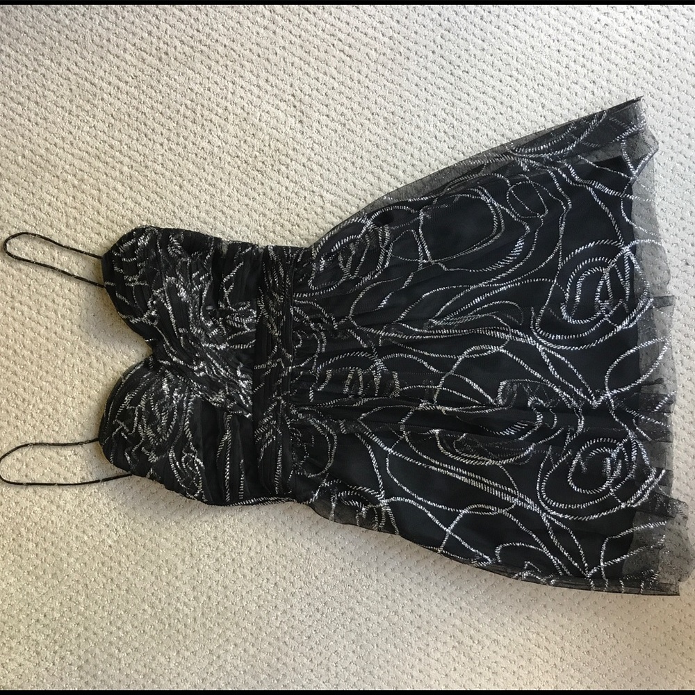 Adrianna Papell  size 3/4 black w/ silver lining