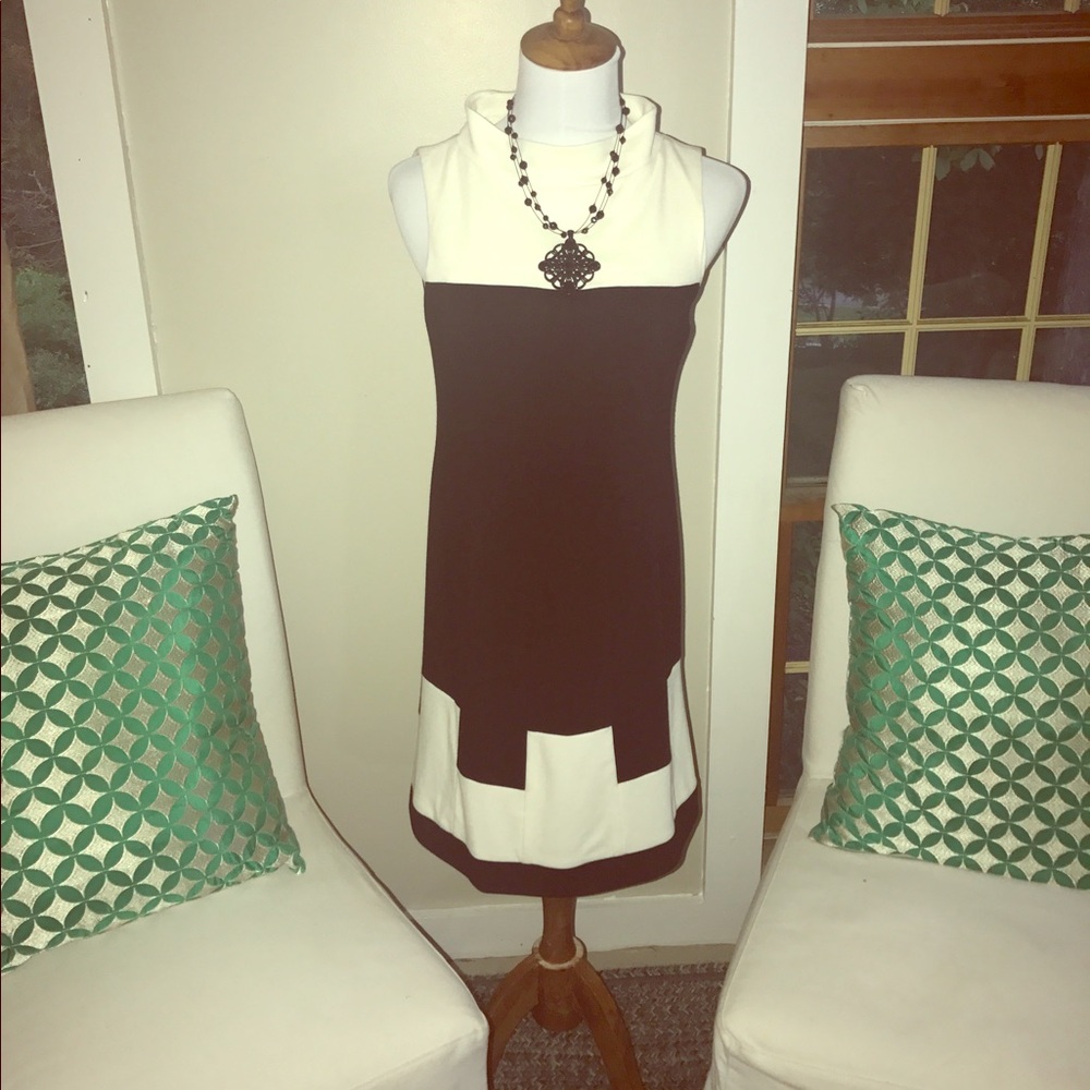 Muse Mock Neck Colorblock Shift Dress. Size 4