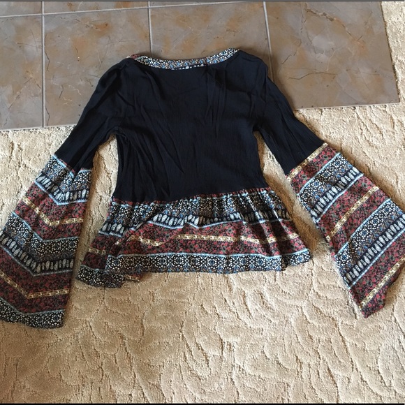 Flowy Bell Sleeved Peasant Top - Picture 3 of 3