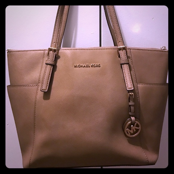Michael Kors Handbags - Authentic🌟 Michael Kors purse
