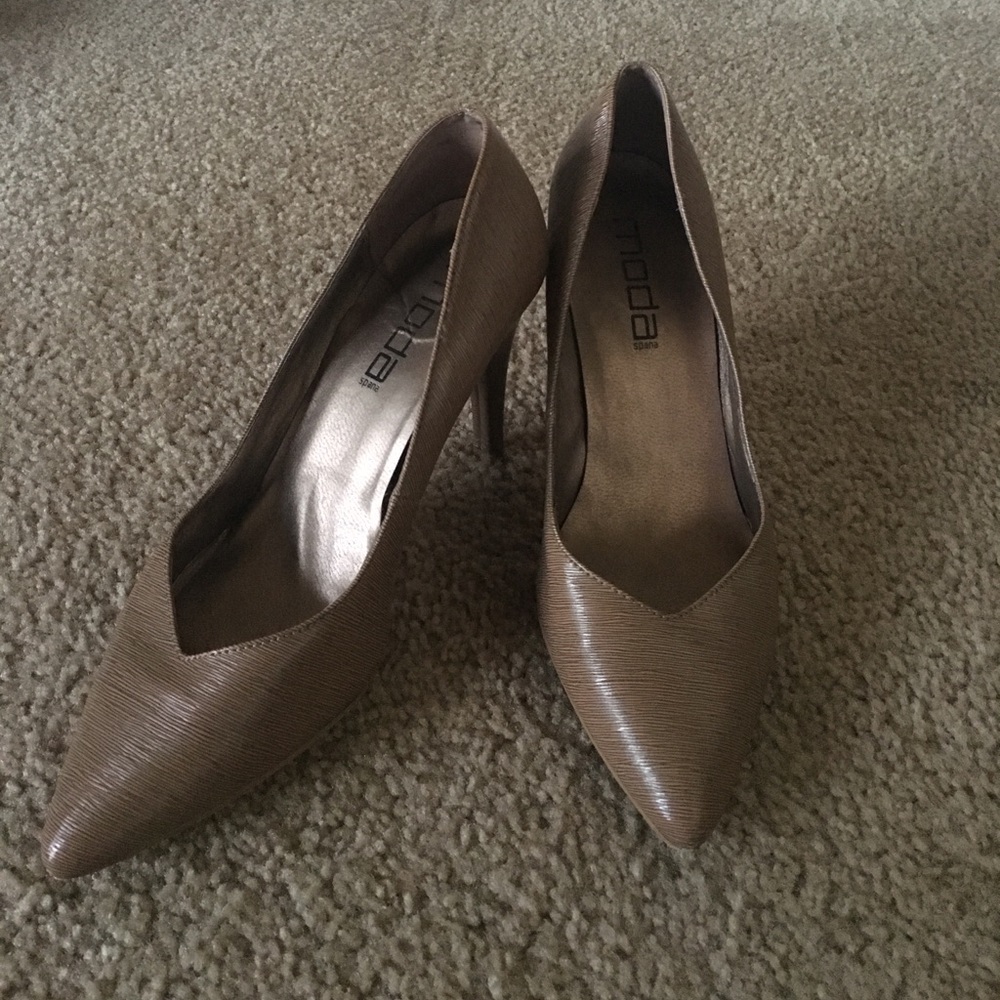 Moda Spana, size 7.5 Tan Colored Pointed Toe Pumps