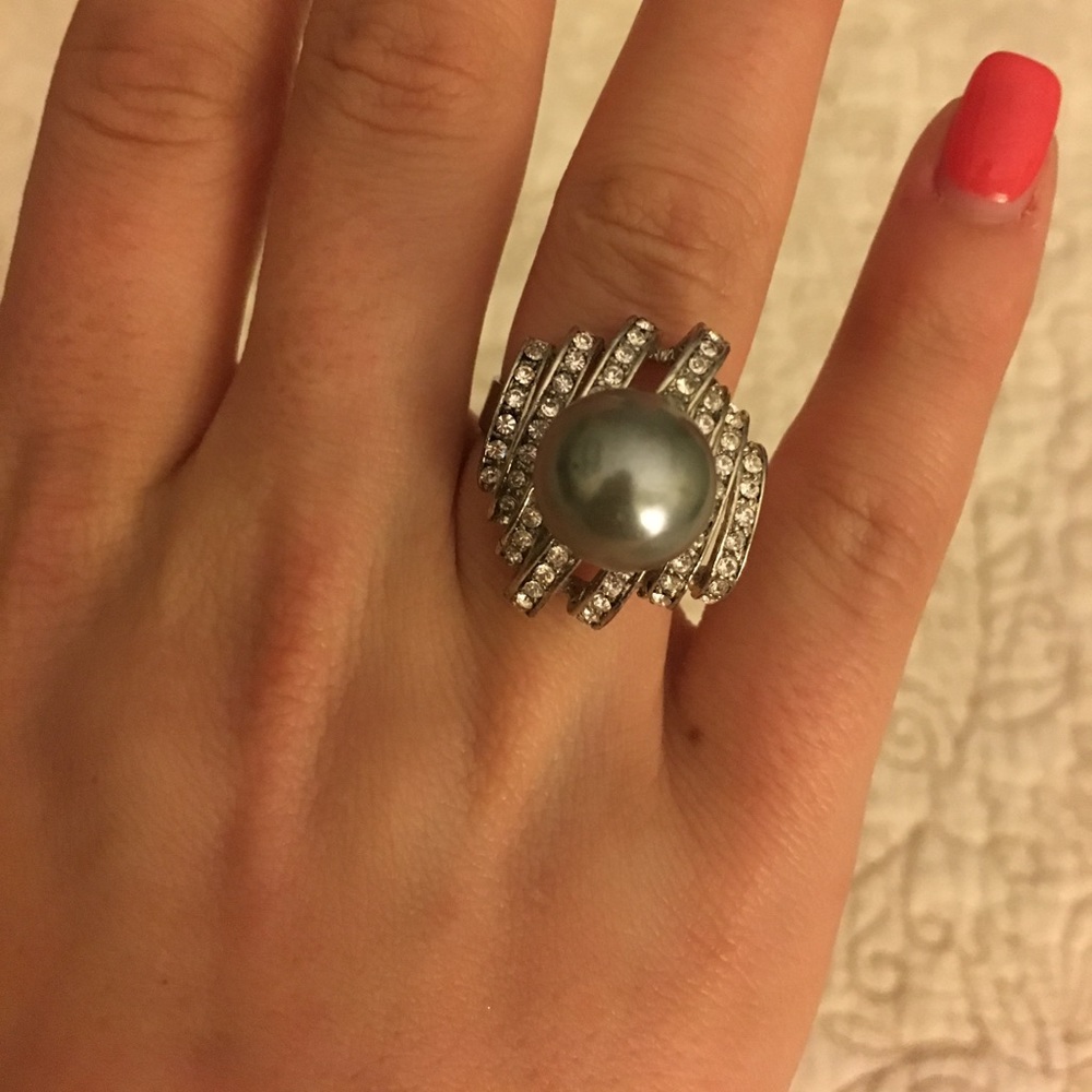 Ring with grey pearl