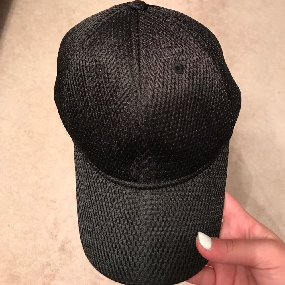 Lululemon hat never worn!