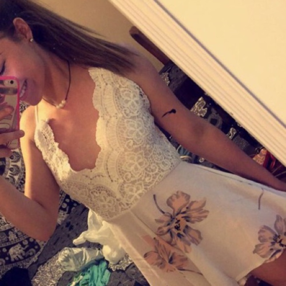 5⭐️s HP🔥Boho chic floral and lace backless romper - Picture 6 of 8
