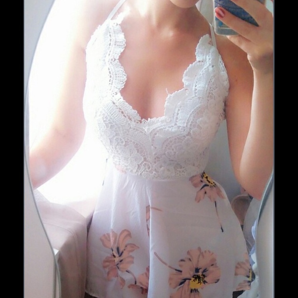 5⭐️s HP🔥Boho chic floral and lace backless romper - Picture 2 of 8