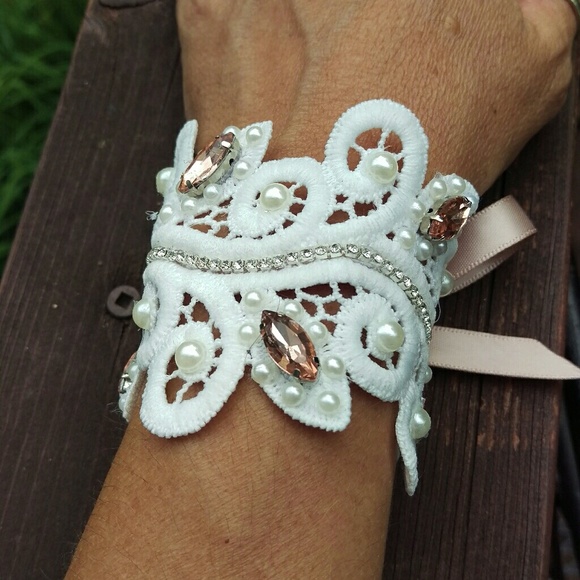 White lace cuff bracelet with rhinestone brooches - Picture 1 of 4