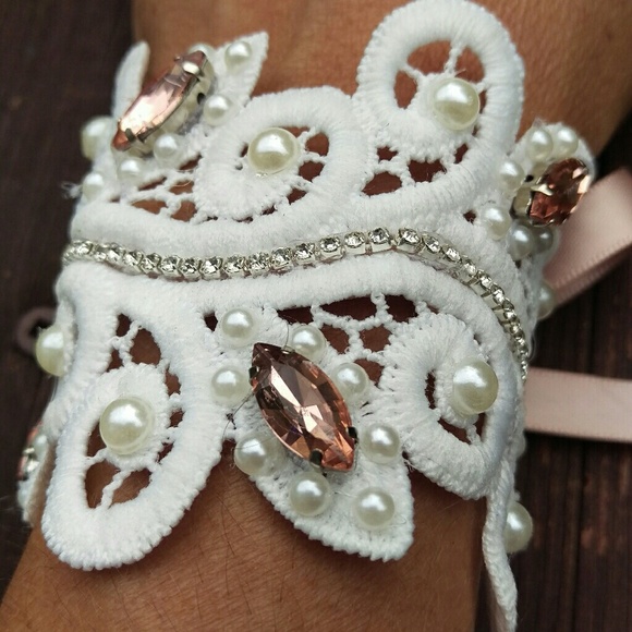 White lace cuff bracelet with rhinestone brooches - Picture 2 of 4