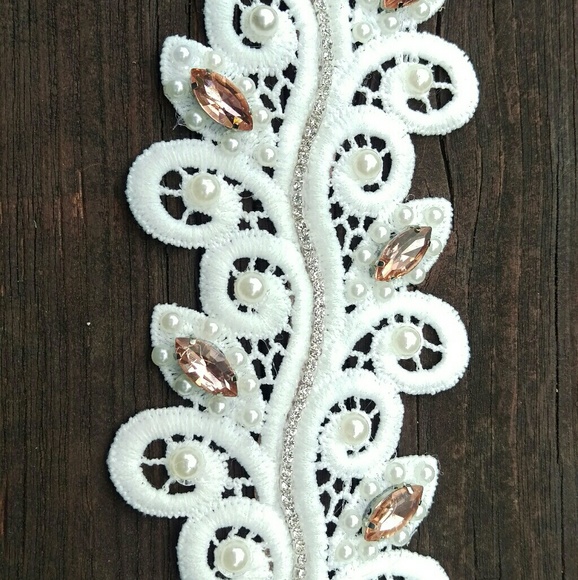 White lace cuff bracelet with rhinestone brooches - Picture 4 of 4