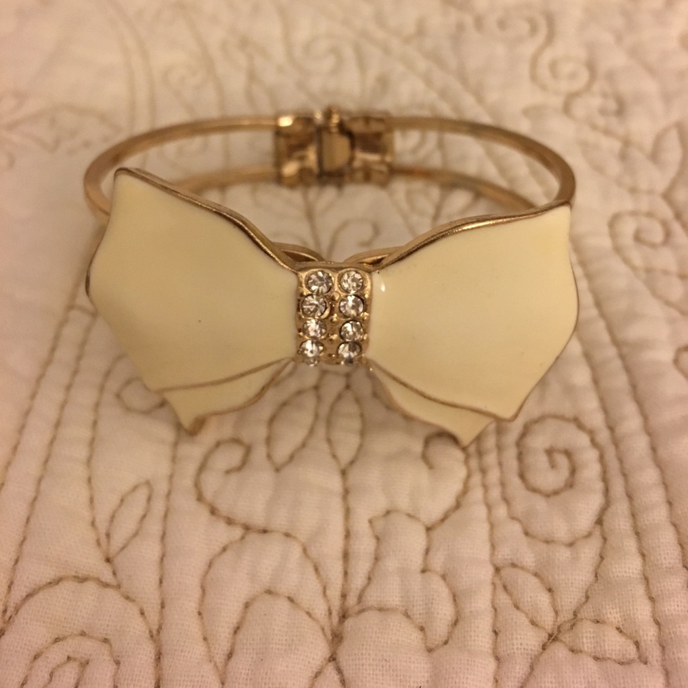 Gold bow bracelet