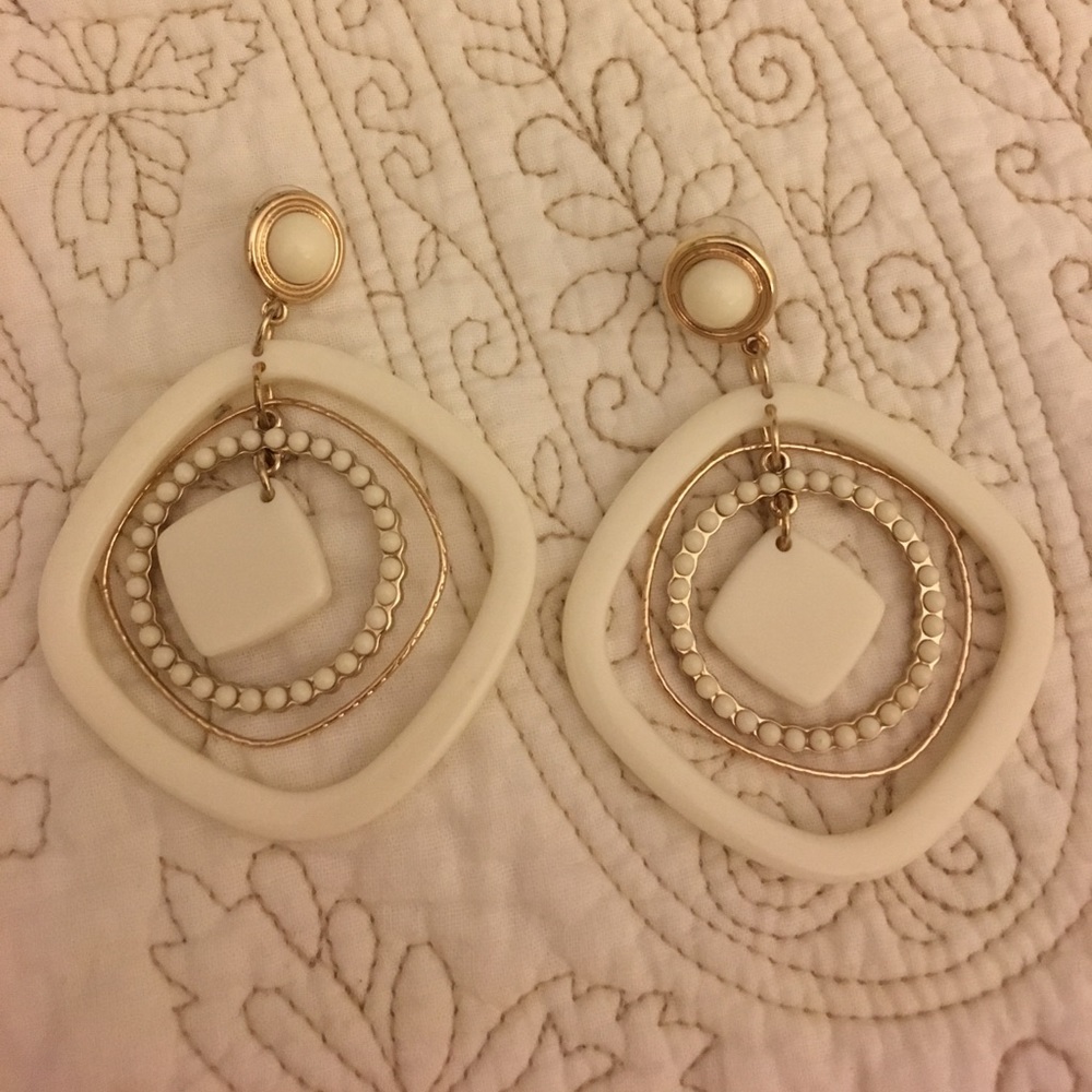 Earrings never worn before