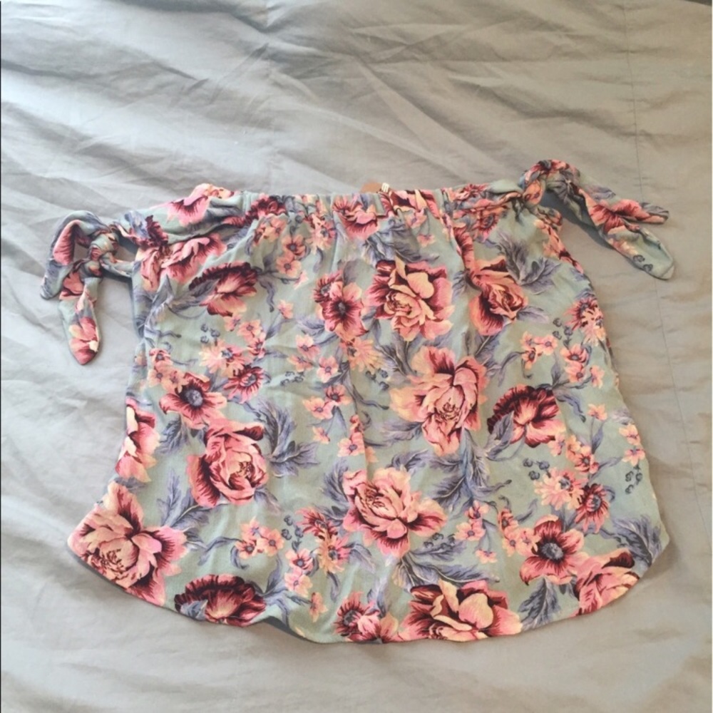 NWT pretty American Eagle off the shoulder top💕