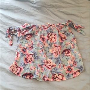 NWT pretty American Eagle off the shoulder top💕