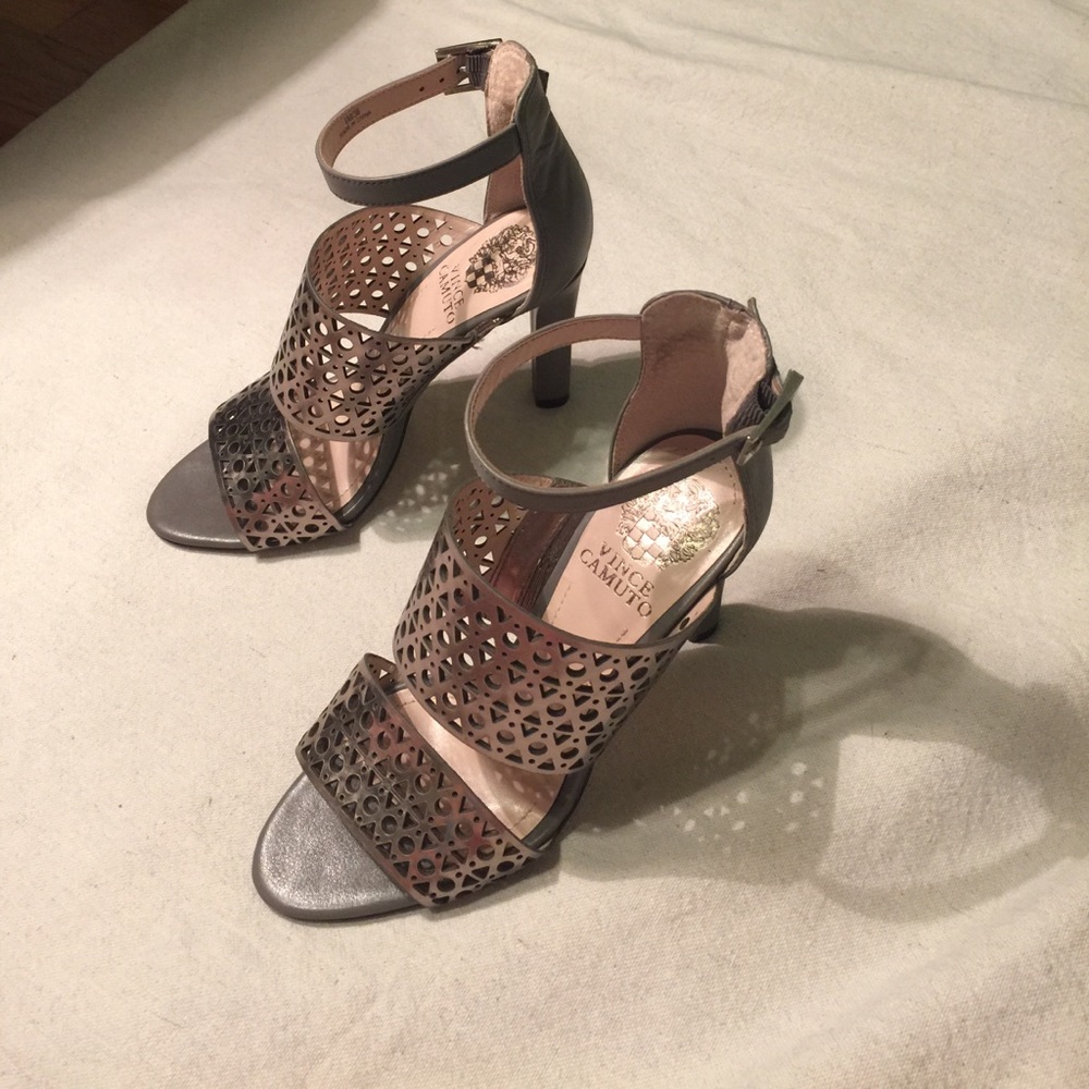 🚫SOLD🚫🤗HP🎉Vince Camuto Okeli sandal