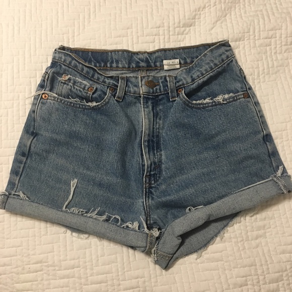 SOLD Vintage Levi's high waisted shorts - Picture 2 of 3