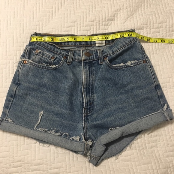 SOLD Vintage Levi's high waisted shorts - Picture 3 of 3