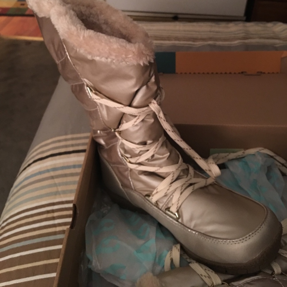 Snow boots