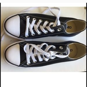 Black low top converse