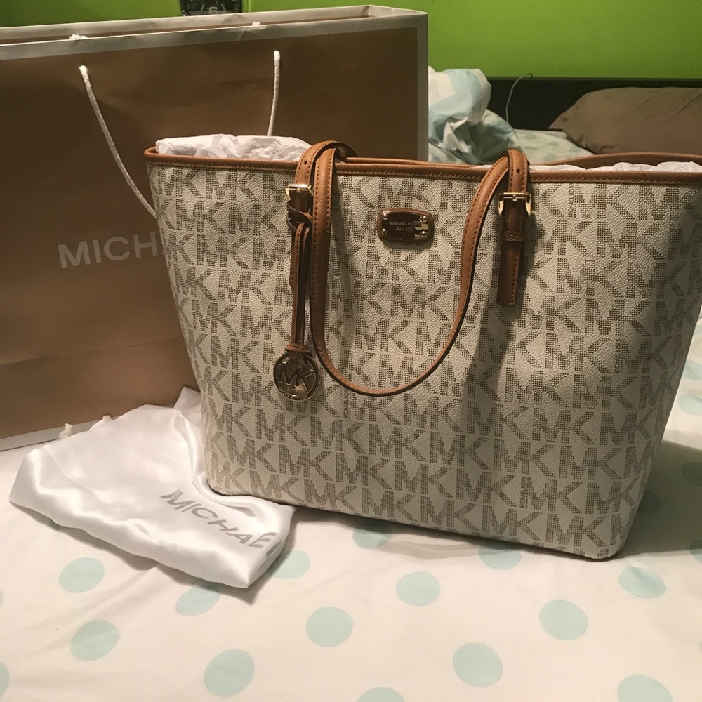 Michael Kors Jet Set Large Carryall Tote
