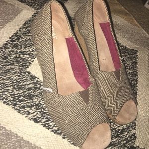 Toms wedges, great condition. Size 8 women's.