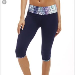 🐵SOMEONE NEEDS THESE! Fabletics rio run crop