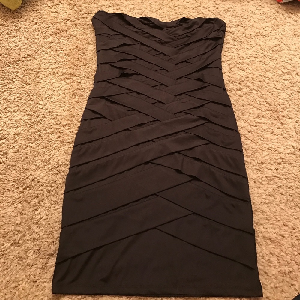 Black mini dress for any bar or clubbing nights