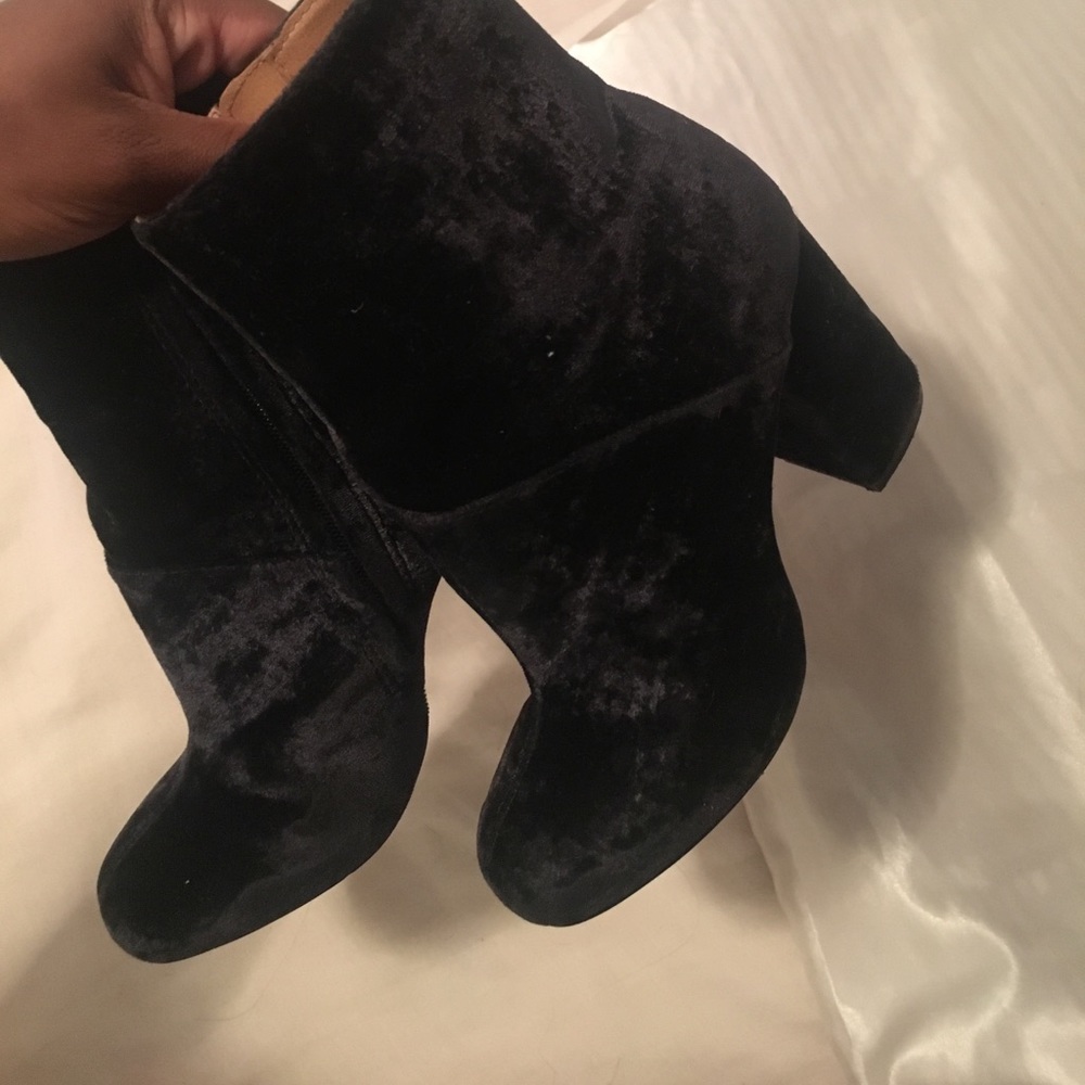 Suede ecote booties from urban outfitters. - Picture 4 of 6
