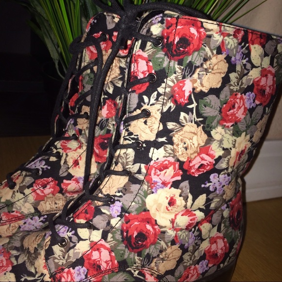 Vintage Floral Lace Up Boots - Picture 2 of 3