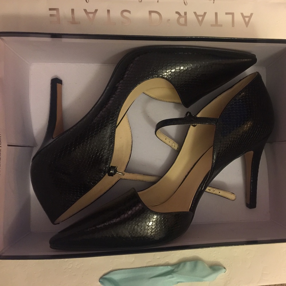 killer ninewest leather heels, never worn!