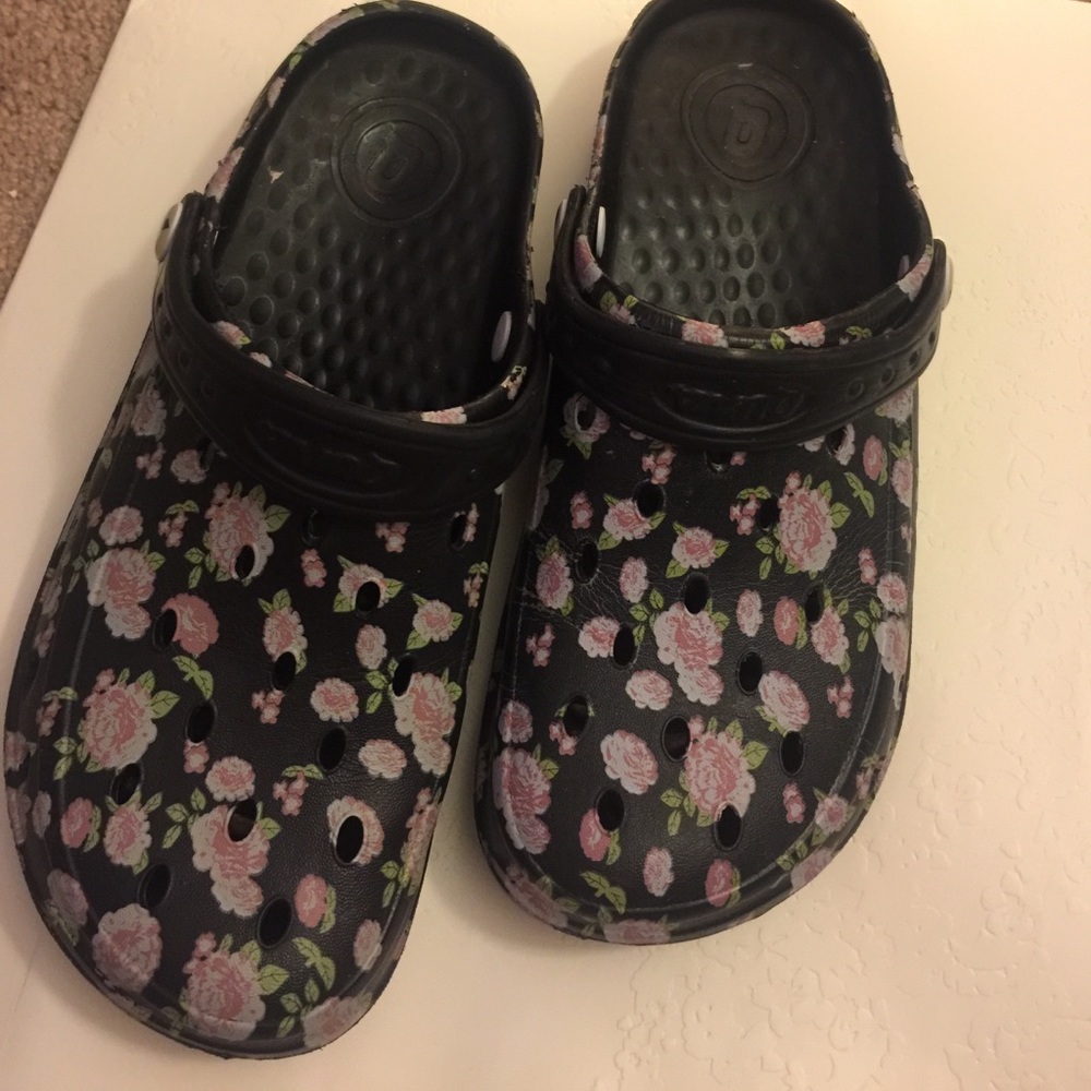 croc like shoes