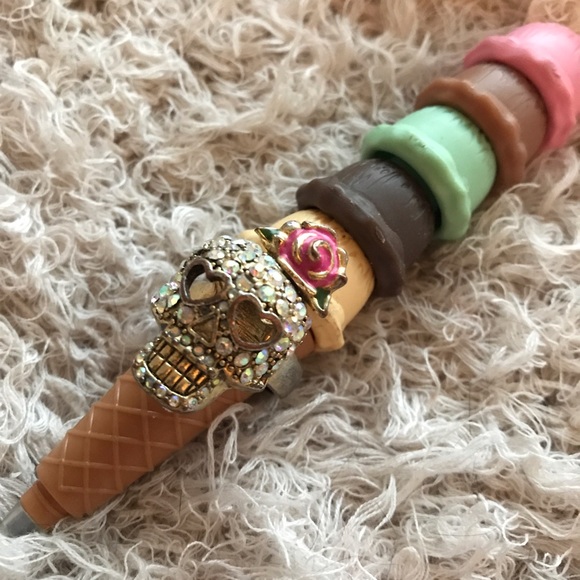 Betsey Johnson crystal skull ring - Picture 2 of 2