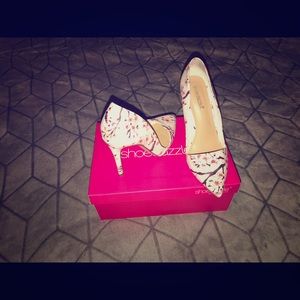 Flower print shoedazzle pumps