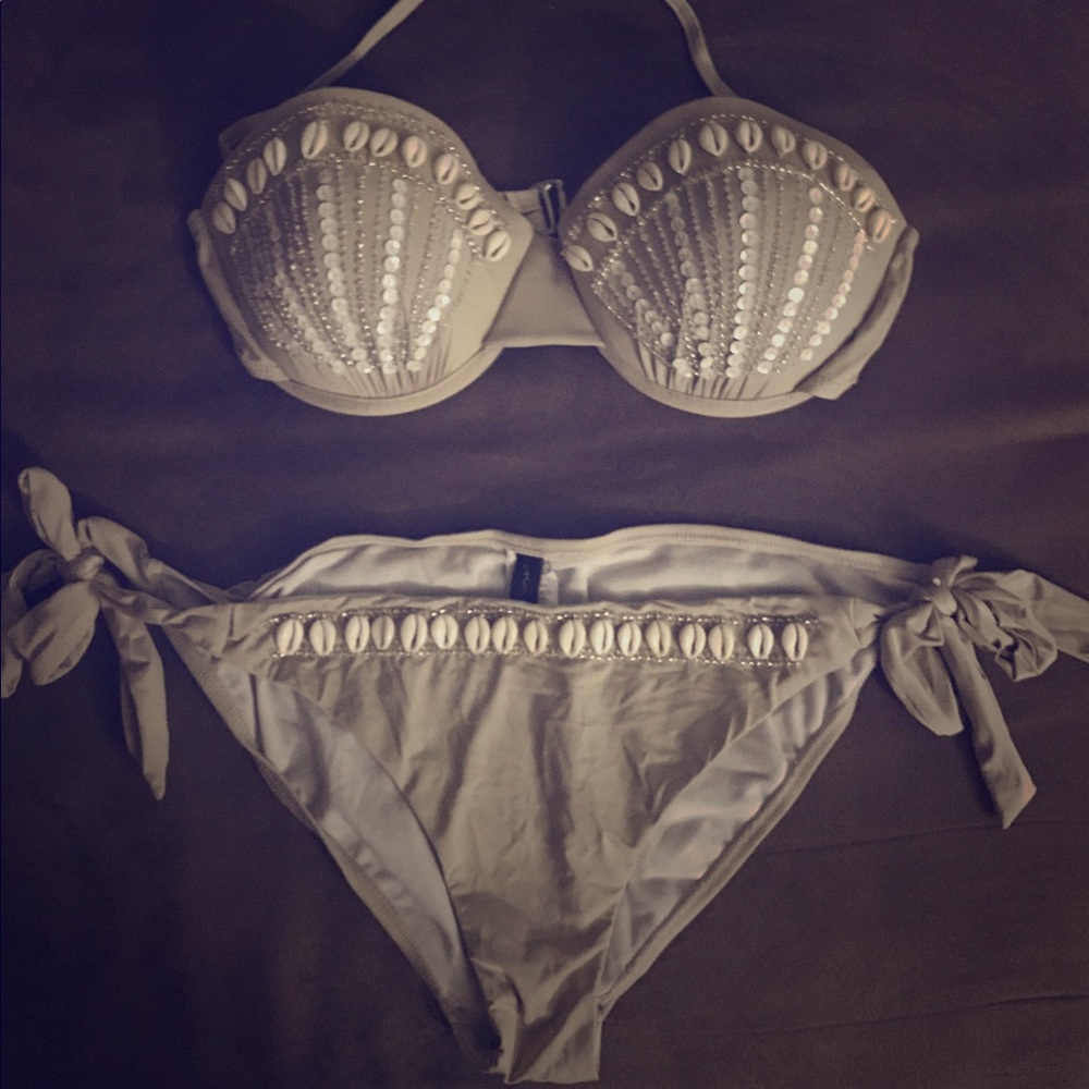 Super cute swim suit!!! Fun and has lots of 🐚 :)