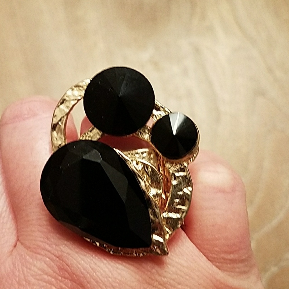 NWOT Stretchable ring. Costume jewelry