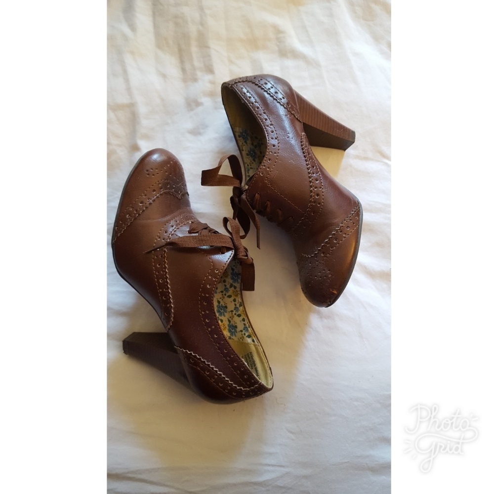 American Eagle Wingtip Oxford Lace Up Booties