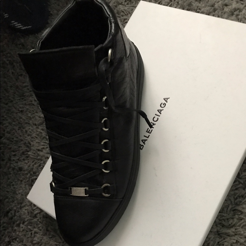 Black balenciaga - Picture 2 of 3