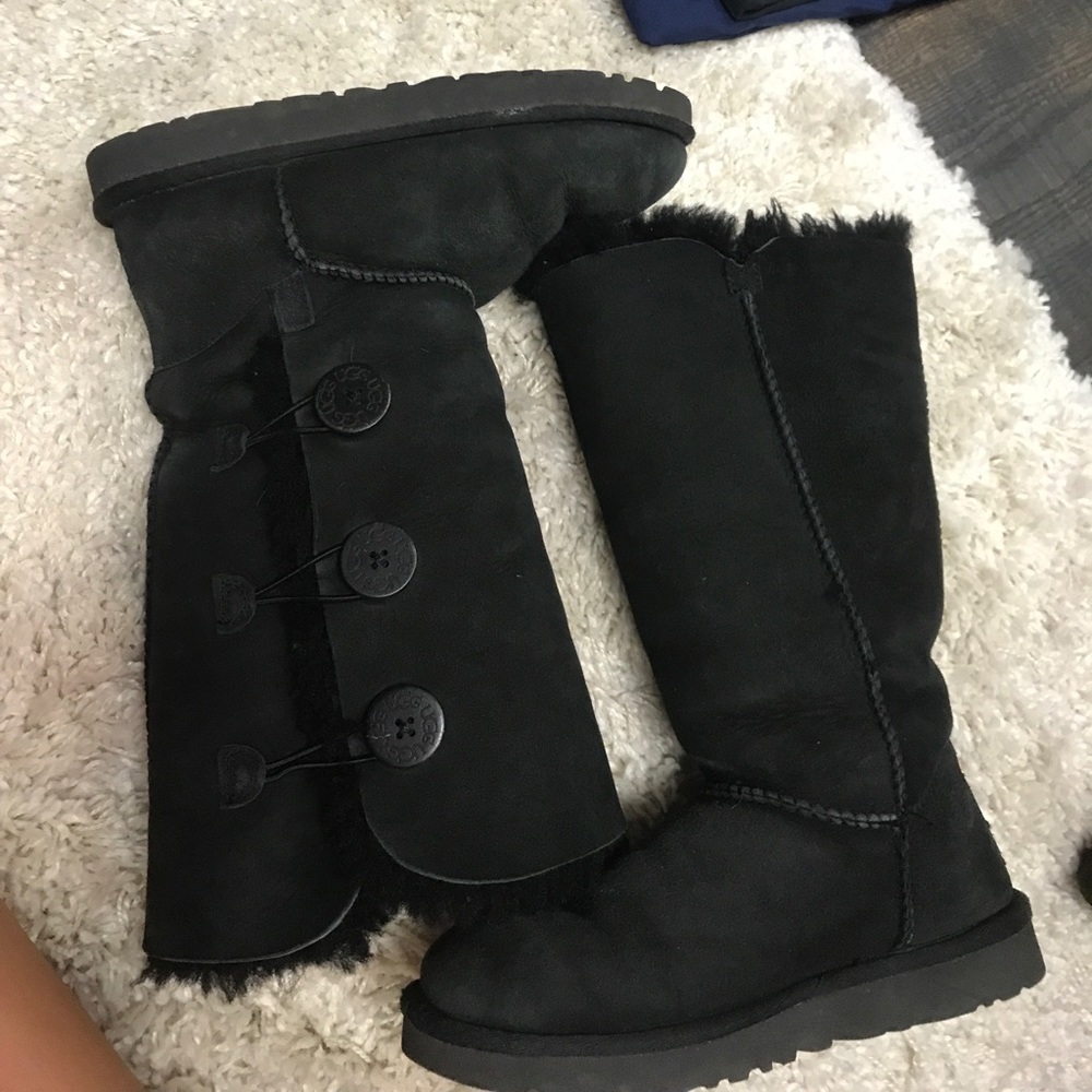 Black button UGGS Size 7
