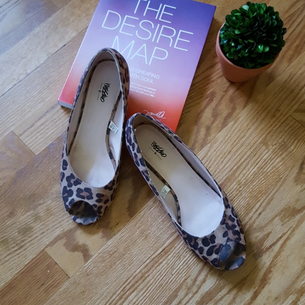 Adorable leopard peep toe low wedges size 8