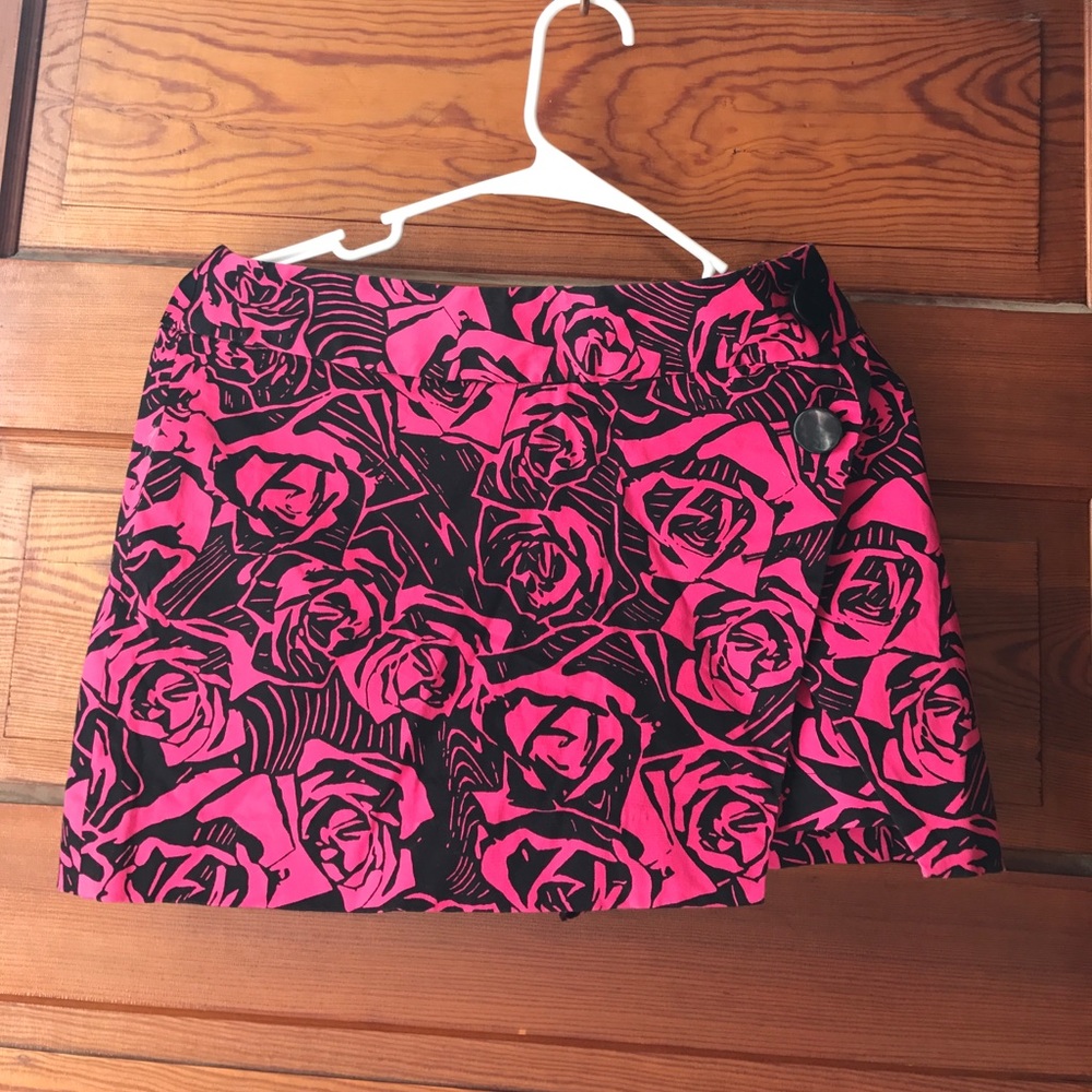 🤩 4/$25 Very cute skort with a rose print