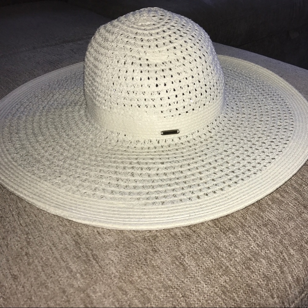 White beach or tea hat