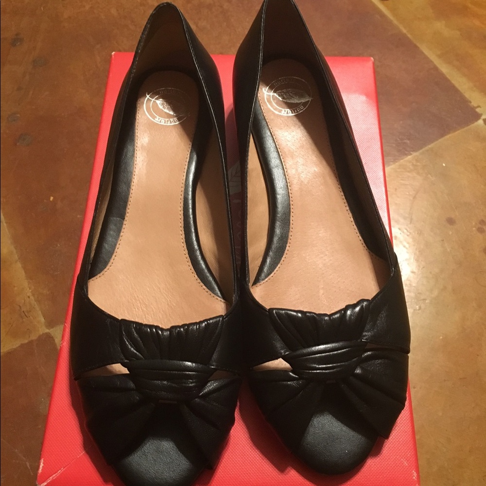 Peep toe shoe