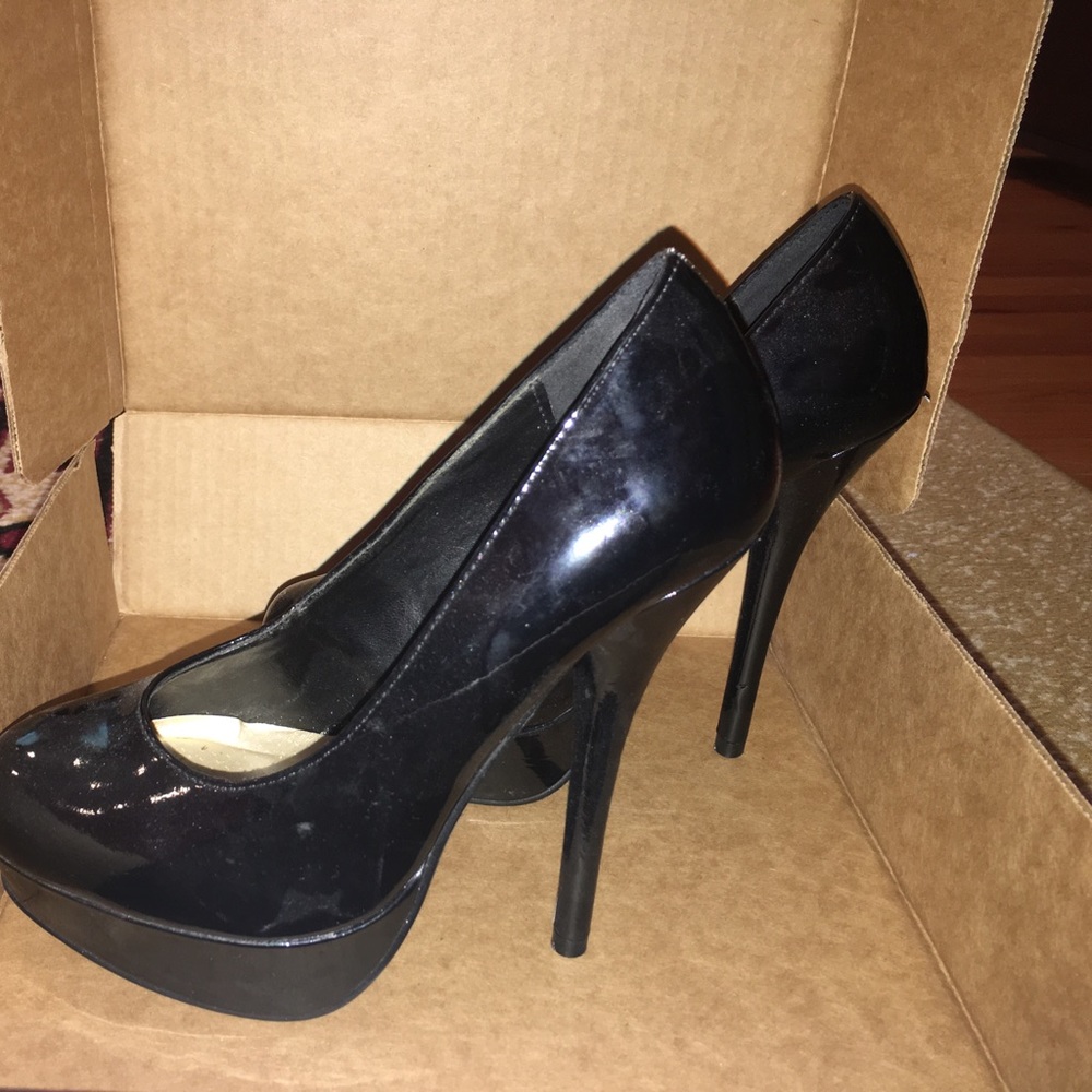 Black Pumps