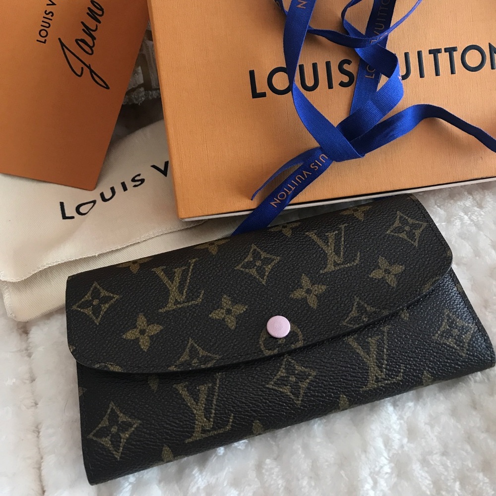 ❗️Sold❗️Authentic Louis Vuitton Emelie wallet
