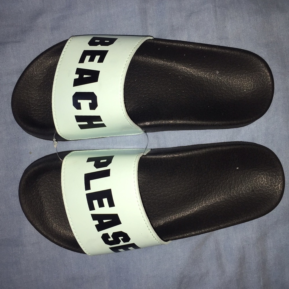🆕 PINK Victoria's Secret Sandals + Coupon Option