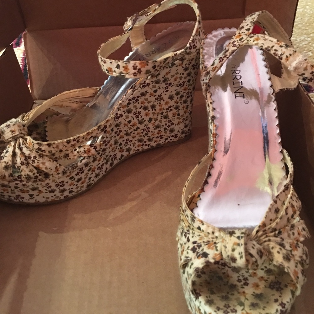 Floral fabric wedges