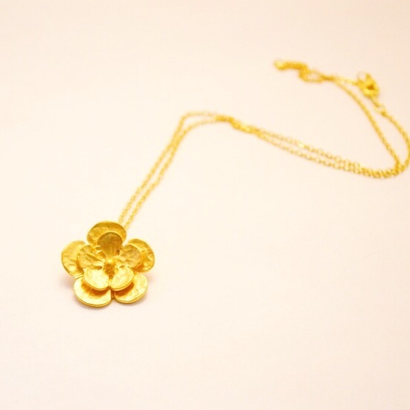 SOLD OUT NWT Sweet Flower Necklace in Gold - Picture 1 of 2