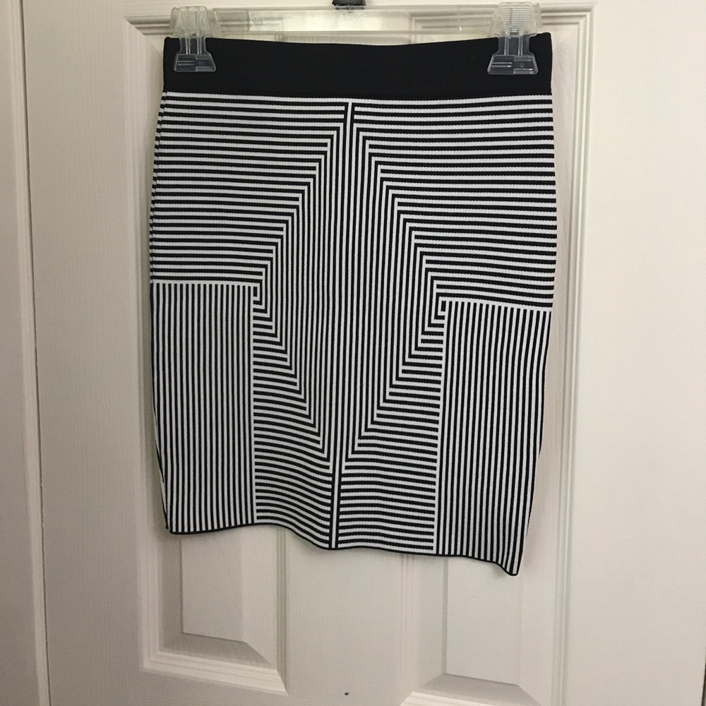 Bebe Sexy black and white print scuba skirt
